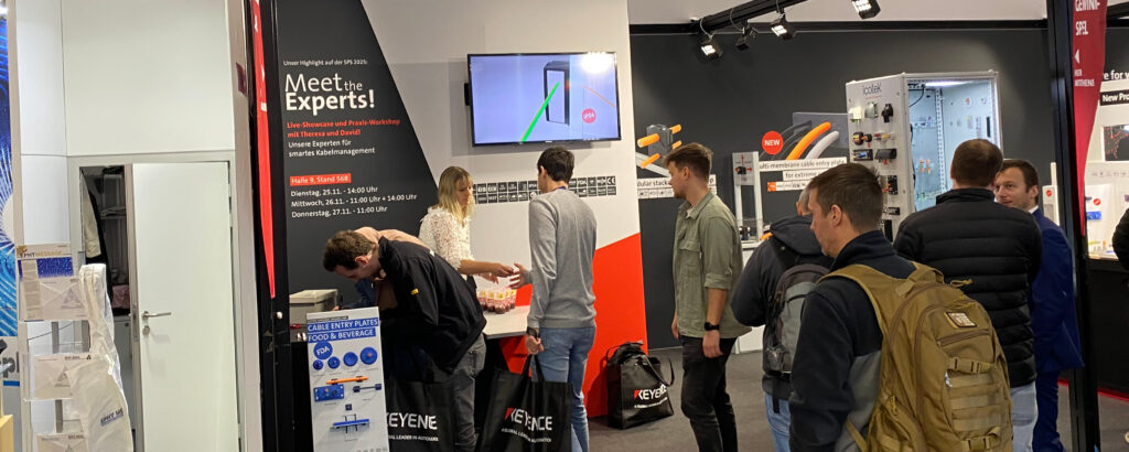 Gut besuchter Messestand. Im Hintergrund sieht man die Tüllenpong Aktion